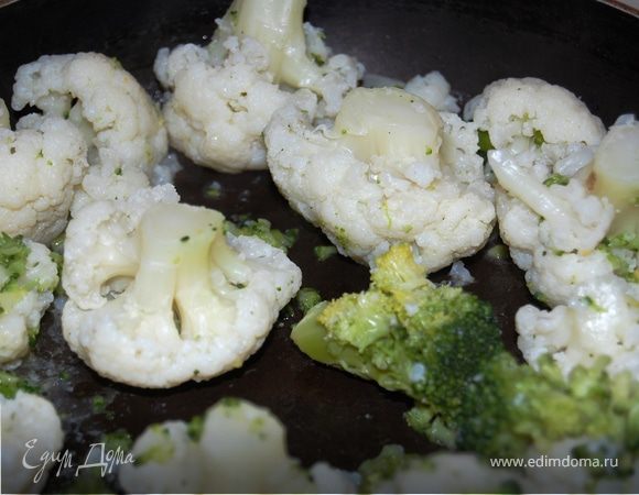 В сковороду наливаем оливковое масло и кладем сливочное.