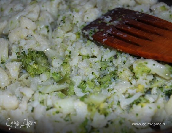 Выкладываем нашу капустку и брокколи,деревяной лопаткой разминаем соцветия на кусочки и обжариваем с двух сторон.
