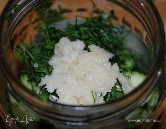 Огурцы нарезала кружочками,чеснок через пресс,соединила с солью и сахаром,еще раз хорошенько протерла.Укроп порезала.