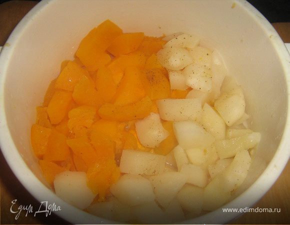 Тыкву очистить, удалить семена и порезать на крупные куски. 
Грушу очистить от кожицы и семечек и разрезать на четвертинки. 
Запечь мякоть тыквы и груши в духовом шкафу при температуре 200 градусов около получаса или в микроволновке при мощности 100 минут 12-15.