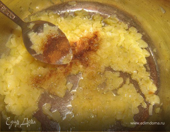 Разогреть в кастрюле сливочное масло и обжарить измельченный лук и чеснок. Затем влить куриный или овощной бульон бульон. Добавить корицу, соль, перец.