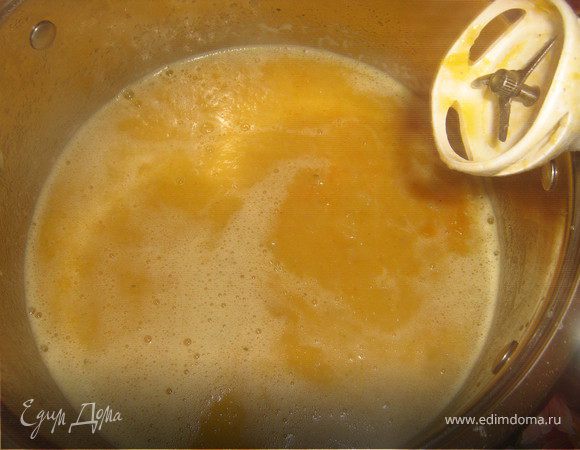 Довести до кипения,добавить тыкву с грушей,снять с огня и пюрировать суп с помощью блендера.Вернуть на огонь,довести до кипения