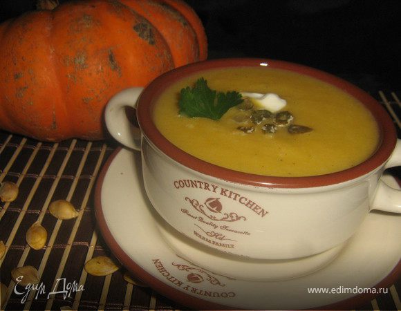 Готовый суп разлить по тарелкам,добавить по ложечке сливок,посыпать семечками и украсить листиком кинзы или петрушки.Не обыкновенно нежный,с ароматом корицы и груши суп!Приятного аппетита!