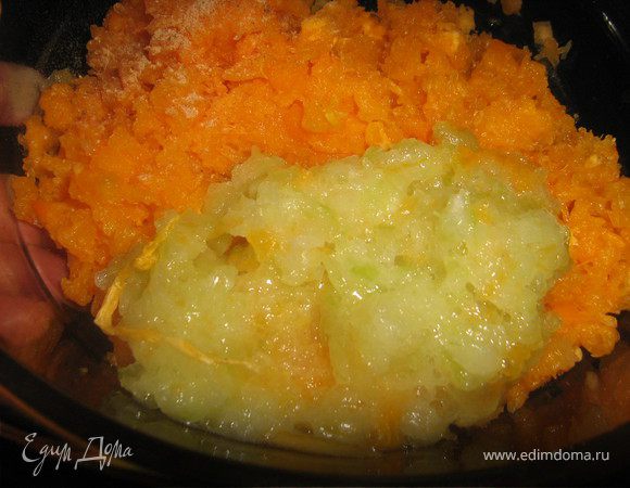 Сделайте начинку. 300 г тыквы и лук прокрутите через мясорубку или измельчите с помощью блендера, добавьте соль, перец, щепотку мускатного ореха.