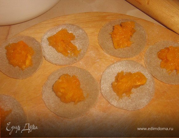 Раскатайте тесто настолько тонко, насколько возможно. Вырежьте кружочки стаканом или рюмкой. Положите на каждый кружок пол чайной ложки начинки и защипните края.