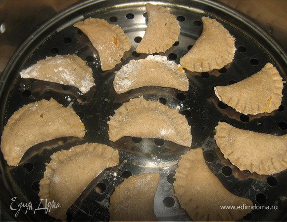 Отварите в мантышнице на пару 10–15 минут или традиционно — в кипящей воде. 