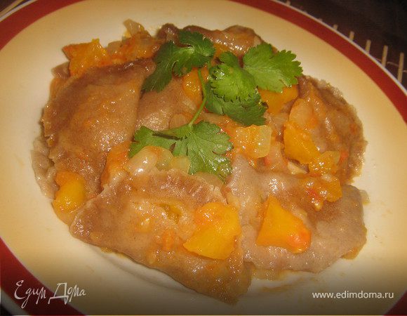 Подавайте вареники с соусом. Приятного аппетита!