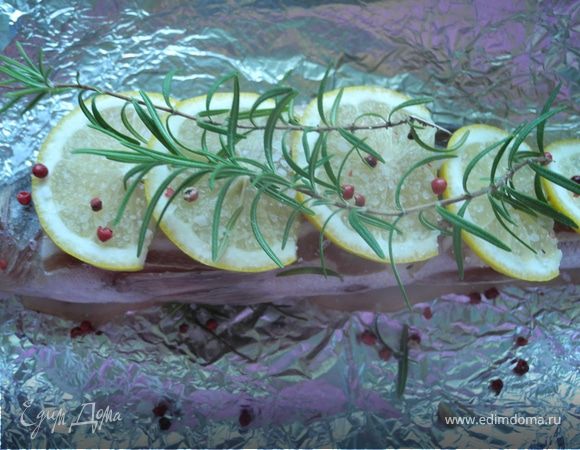 Посолить, бросить горошины розового перца, добавить немного фенхеля. Укутать в шубку из фольги и поставить в духовку, разогретую до 180 градусов. Выпекать от 40 мин до 1 часа, в зависимости от веса рыбы.
Я всегда ориентируюсь по запаху. Если вкусно пахнет - пора пробовать. 
Подать с салатом из огурца, фенхеля, лимонного сока и оливкового масла.