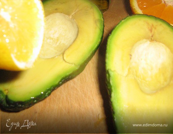 Авокадо разрезать вдоль пополам и удалить косточку.Полить каждую половинку лимонным соком,частично вынуть маленькой ложкой мякоть и мелко её нарезать
