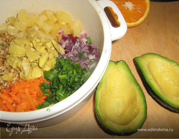 Всё смешать в чашке,добавив нарезанные кусочки авокадо.Из апельсина выжать сок,добавить сок лимона,оливковое масло,соль,чёрный перец,перемешать.