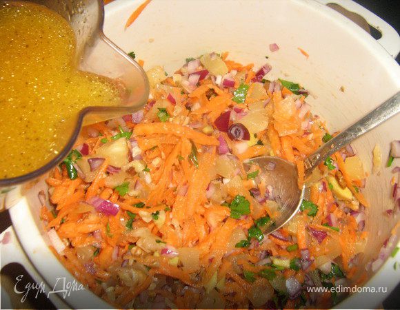 Заправить морковно-ананасовый салат апельсиновым соусом.