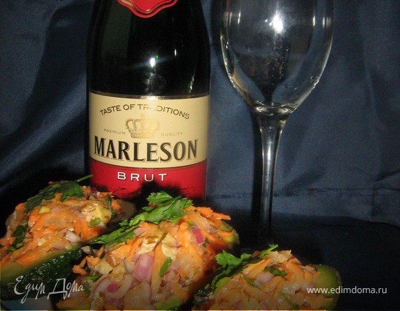 Наполнить салатом половинки авокадо,украсить веточкой зелени.Приятного аппетита! 