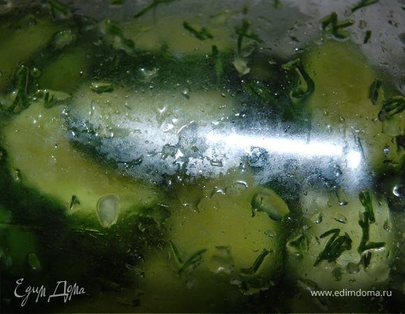 Сложила все в банку,накрыла крышкой и трясла мин4-5.Можно кушать сразу,а можно дать постоять мин 10.