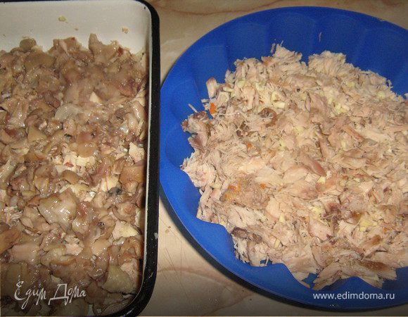 Ножки поскоблить,вымыть,крылья,окорочка,грудку тоже вымыть,залить водой,добавить очищенную морковь и луковицу с шелухой,поставить варить,переодически снимая пену.Как только бульон начнёт кипеть,убавить огонь,что бы не сильно кипел и варить.Через час достать куриную грудку,через пол часа куриные окорочка.Ножки и крылья продолжить варить ещё часа 4-5.Посолить по вкусу.Подготовить лотки или формы для холодца.Чеснок очистить,мелко порубить,выложить на дно лотков,куриное мясо мелко нарезать,предварительно разобрав окорочка от костей, свиные ножки и крылья так же освободить от костей и тоже мелко нарезать,подготовленное мясо равномерно разложить по лоткам (формам),