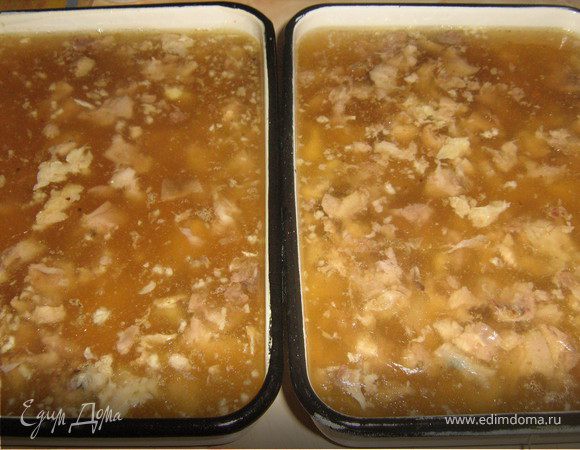 бульон процедить через марлю или сито, мясо залить бульоном.