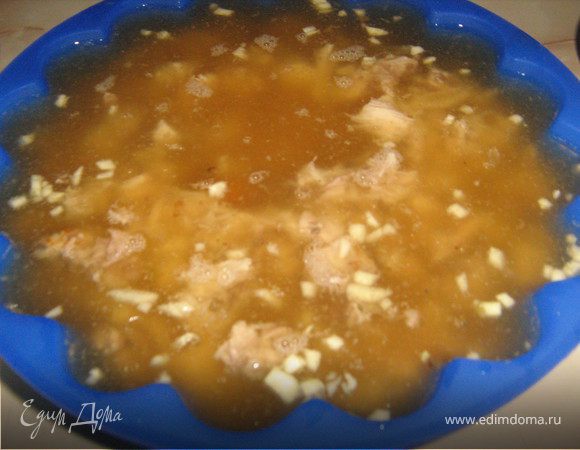 Поставить в прохладное место,как только остынет убрать в холодильник до полного застывания