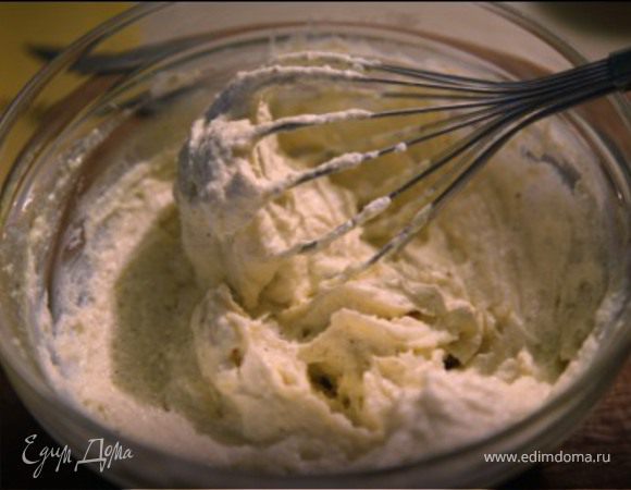 Творог протереть через сито,взбить с 2 желтками,сгущенным молоком,цедрой и ванильным сахаром.