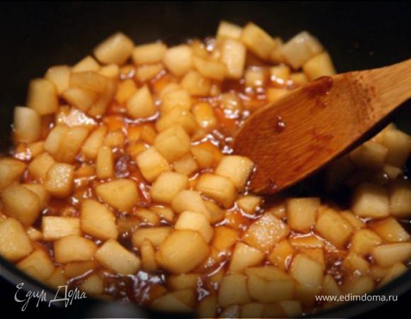 Груши очистить от кожуры,нарезать кубиками,средней величины.В сковороде растопить масло,всыпать коричневый сахар,растопить его,добавить грушу,аккуратно перемешать так,чтобы каждый кусочек фрукта был покрыт растопленным сахаром.Обжарить,1-2 мин.,снять с огня и остудить.