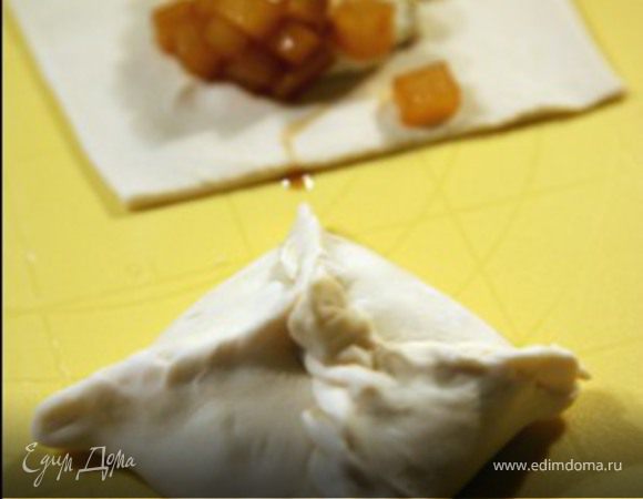 Тесто раскатать,разрезать на 8 квадратов.На середину каждого квадрата выложить 1-2 ст. л. творожной начинки,а сверху выложить 1 ст. л. карамелизированной груши,углы соединить крест-накрест,хорошо защипнуть швы.
