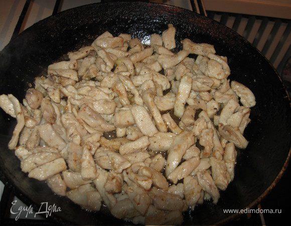 Мясо обжариваем на сковороде до золотистого цвета. Солим и приправляем специями.