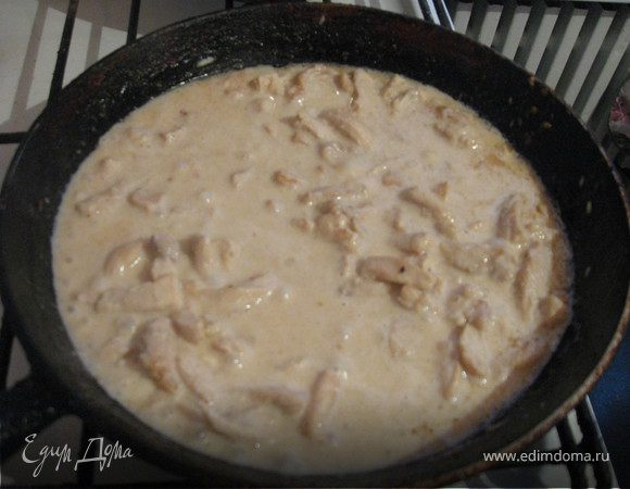 В сковороду с мясом добавляем воду, уменьшаем огонь, чтобы мясо томилось. Затем добавляем сметану и натёртый на мелкую тёрку плавленый сыр ВИОЛА, добавляем щепотку соли и томим на медленном огне 5 минут.