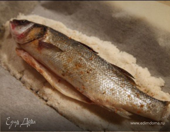 Морскую соль смешать с небольшим количеством воды.Она должна быть немного мокрой,чтобы можно было слепить форму для сибаса.Протвень застелить пергаментной бумагой и вложить на нее нижний слой соли.Рыбу выпотрошить,промыть и промокнуть бумажными полотенцами.Натереть сверху и изнутри специями для рыбы.Положить сибаса на подушку из соли.