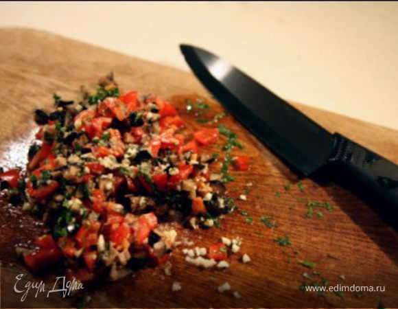 Пока рыба готовится,приготовить к ней соус.Для этого мелко нарезать маслины и помидоры(так как сейчас не сезон этого овоща,то я использую черри),как можно мельче нарубить зелень и чеснок.Заправить солью и белым перцем,перемешать.