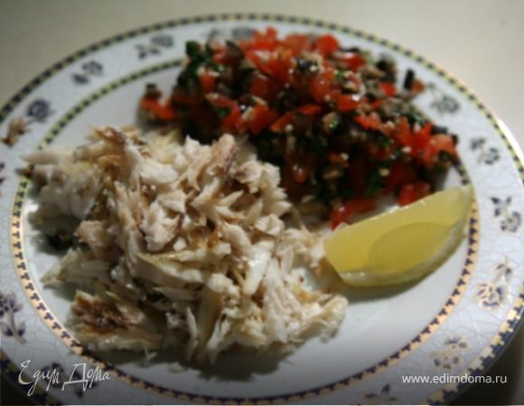 Когда рыба приготовится,постукивая ложкой,осободить сибаса от соли,снять кожицу и достать кости.На тарелку выложить кусочки рыбы,овощной соус и дольку лимона.Приятного аппетита!