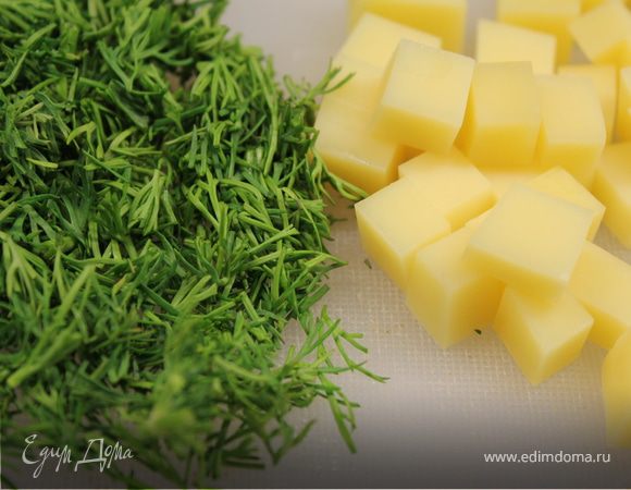 Порезать укроп.  Сыр порезать кубиками (у меня пармезан).