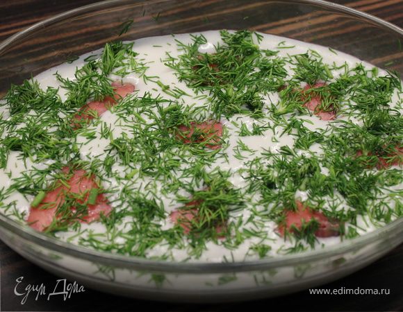 Аккуратно залить яичной смесью сыр. Ломтики горбуши (или другой рыбы) выложить сверху и присыпать укропом.