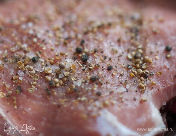 Свинину вымыть, обсушить салфеткой и обвалять в специях.