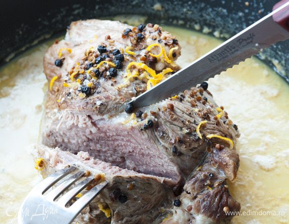 Выложить в сковороду с чесноком свинину, добавить цедру лимона и влить горячее молоко — мясо должно быть покрыто на 3/4. Тушить под крышкой не менее 2 часов на небольшом огне.