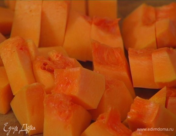 Тыкву нарезать крупными кусками и снять кожуру.