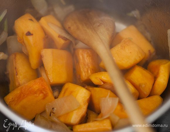Отправить тыкву в кастрюлю к луку и тушить около минуты, помешивая.