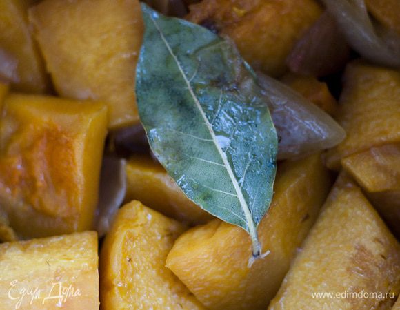 Залить тыкву горячим бульоном, посолить, поперчить, добавить лавровый лист и варить до готовности тыквы 25–30 минут.