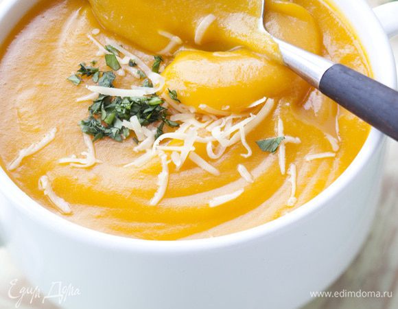 Перед подачей суп подогреть, добавить сливки, натертый сыр и кинзу.