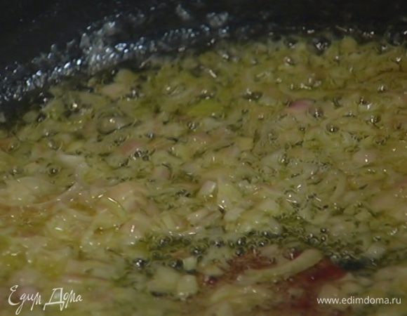 В большой глубокой сковороде (или тяжелой кастрюле с толстым дном) разогреть оливковое масло и 2 ст. ложки сливочного масла и обжарить лук до прозрачности.