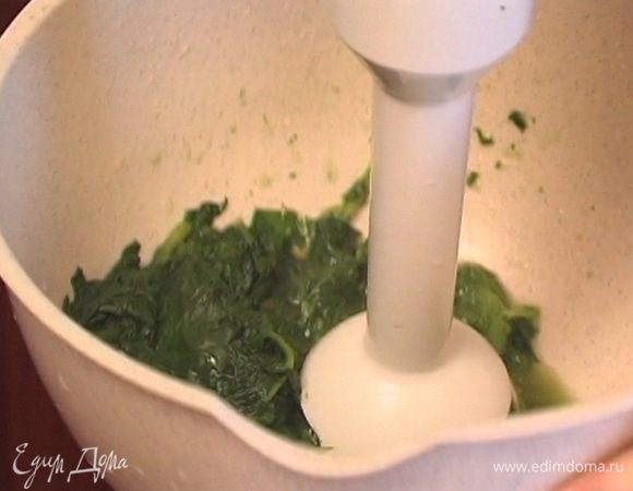 Шпинат отварить в кипящей воде, добавив в нее немного мяты, затем измельчить в блендере.