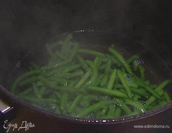 Фасоль отварить и откинуть на дуршлаг, затем слегка измельчить блендером, так чтобы остались крупные кусочки.