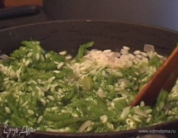 Добавить к рису шпинат, фасоль, мелко нарубленную мяту и оставшееся сливочное масло, посыпать натертым сыром, посолить и поперчить, перемешать и подавать горячим.