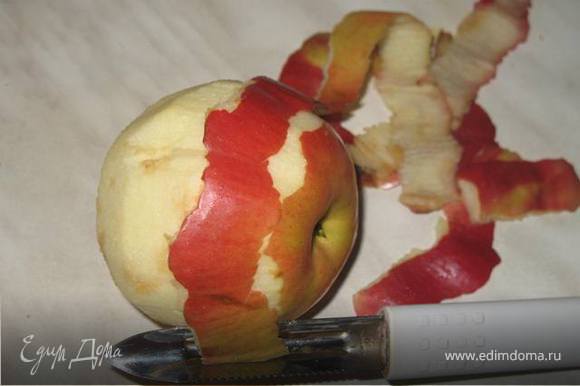 Яблоки очистить, разрезать пополам, вынуть сердцевину.