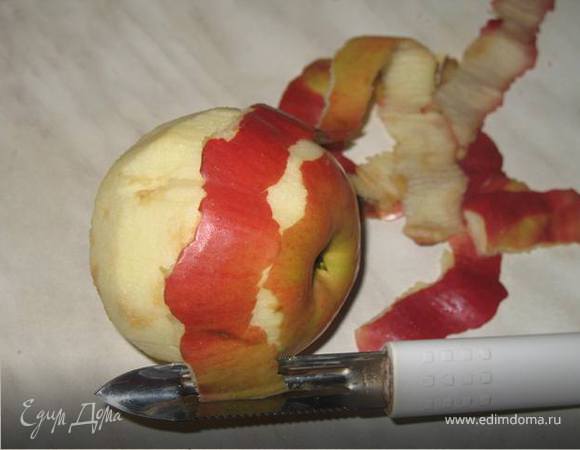 Яблоки очистить, разрезать пополам, вынуть сердцевину. 