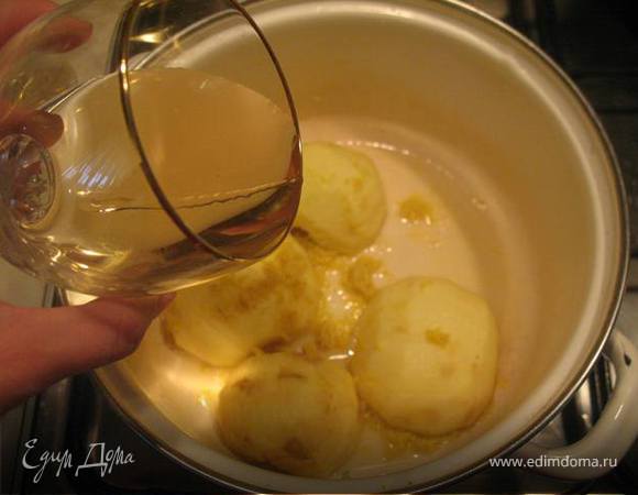 Выложить в кастрюлю половинки яблок. С лимона состругать цедру, выжать сок, добавить к яблокам. Также добавить вино, и сахар, накрыть крышкой и тушить 8 минут. Охладить вместе с жидкостью.