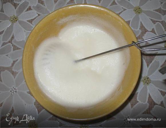 Взбить белок в крепкую пену. Добавить, взбивая сахар.