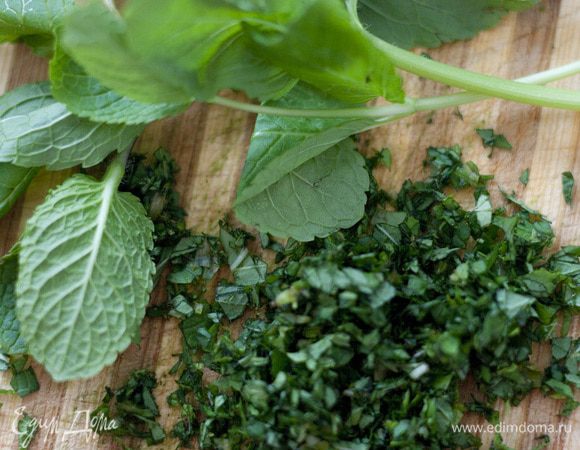 Мяту тоже нарезать довольно мелко.