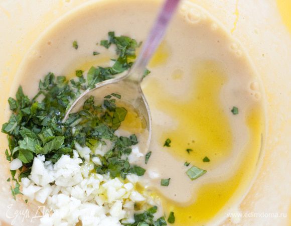 Горчицу развести уксусом, оставшимся от лука, добавить оливковое масло, соль и перец, затем все перемешать с чесноком и мятой и заправить салат.