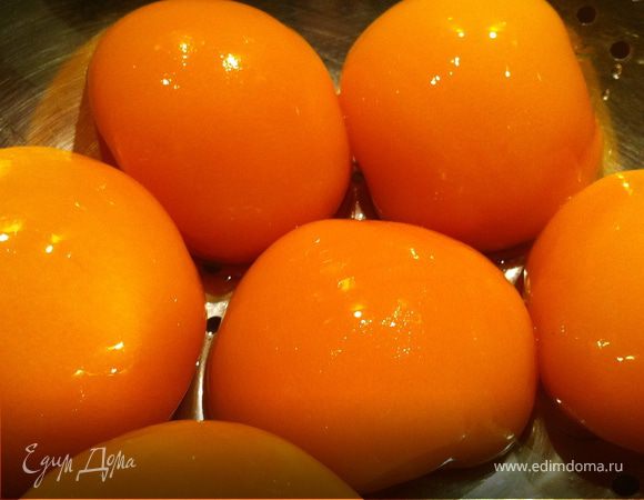 Духовку поставить на разогрев (180С).
Открыть банку с персиками. Персики положить на салфетку, чтобы они немного обсохли
