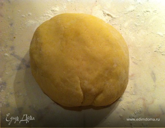 Просеять муку в яично-масляную смесь и замесить тесто