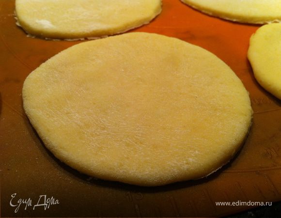 На посыпанной мукой рабочей поверхности раскатать тесто толщиной в 5 мм и вырезать кружки (я это делаю стаканом) 