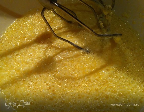 Миксером смешать масло с сахаром. Добавить яйцо и молоко. Тщательно перемешать